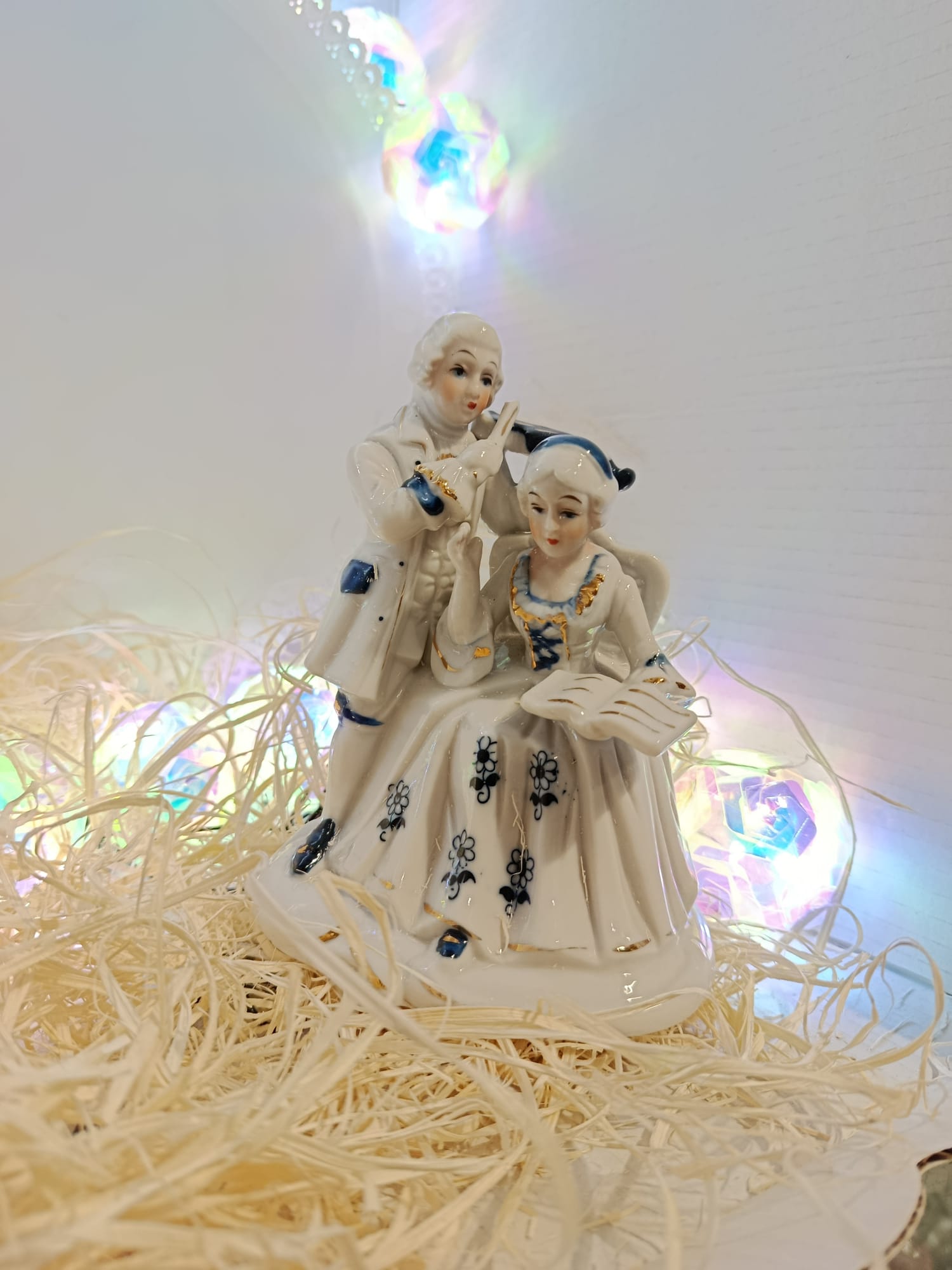 statuetta-in-porcellana-coppia-di-musicisti-bianco-blu-cobalto-e-oro